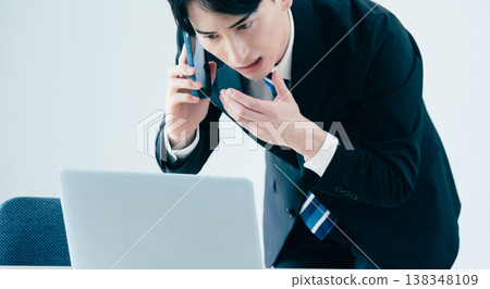 一個年輕的商人在辦公室打電話 138348109