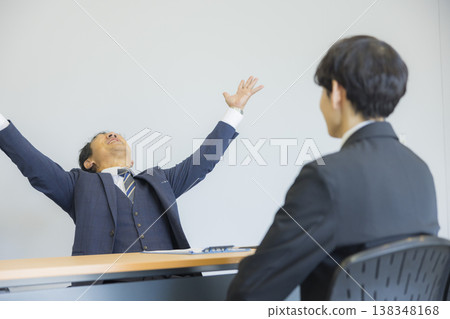 聽微笑和談話的商人 聽微笑和談話的商人 138348168