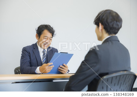 聽微笑和談話的商人 聽微笑和談話的商人 138348169