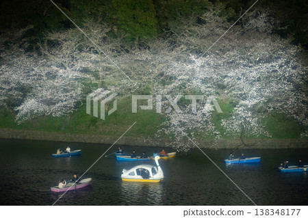 Chidorigafuchi: Cherry blossoms in full bloom at night and boats enjoying the blossoms. Chidorigafuchi: Cherry blossoms in full bloom at night and boats enjoying the blossoms. 138348177