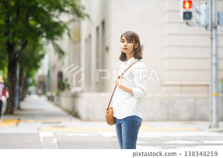 一名女子在行人穿越道等待 138348259