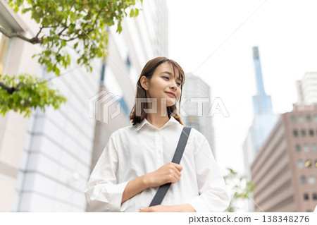 城市裡一位面帶微笑的女士 138348276