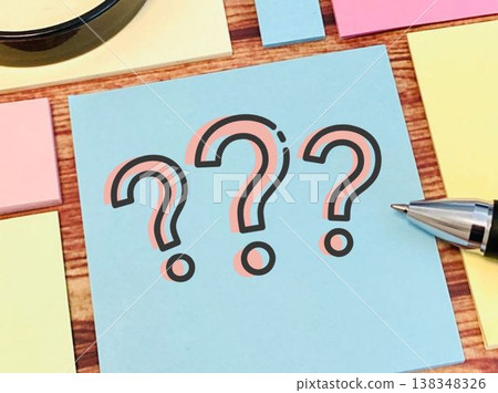 一張張貼著問號的便條紙 一張張貼著問號的便條紙 138348326