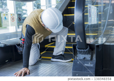 工人正在檢查自動扶梯 138348358
