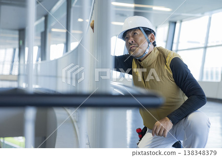工人在檢查扶手 138348379
