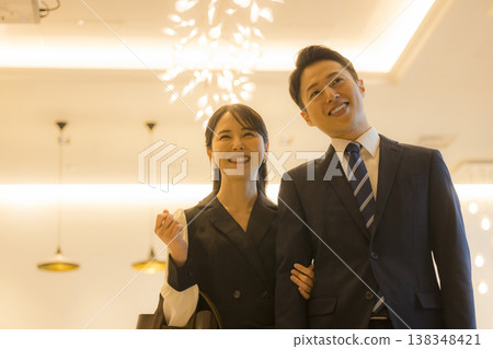 飯店餐廳裡的一對情侶 138348421