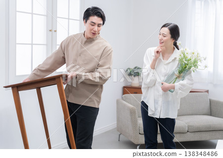 一對夫婦在搬家過程中搬運家具 一對夫婦在搬家過程中搬運家具 138348486