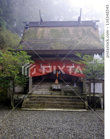 三柱神社的雨景(垂直圖) 三柱神社的雨景(垂直圖) 138348545