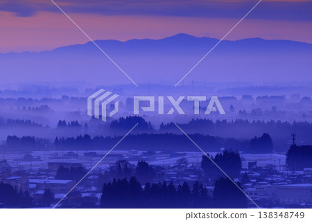 Fog dyed by the morning glow Fog dyed by the morning glow 138348749