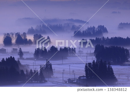 Rural village shrouded in morning mist Rural village shrouded in morning mist 138348812