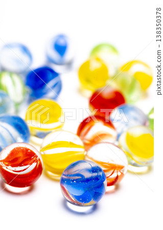 這張照片的特點是前景中清晰的大理石和模糊的背景。 138350378