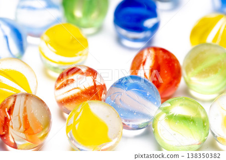 半透明彩色彈珠的特寫。 138350382