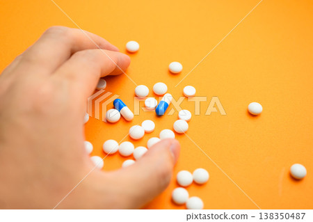 手和片劑/膠囊 138350487