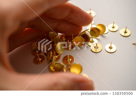 桌上有一枚圖釘和一隻手 桌上有一枚圖釘和一隻手 138350500
