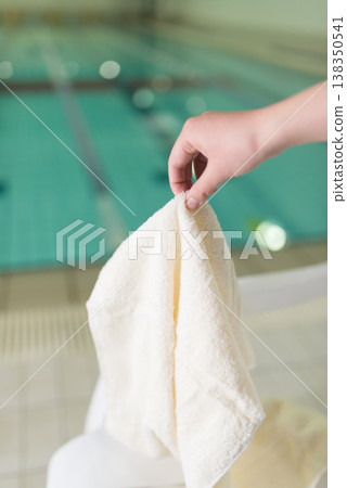 泳池邊的毛巾 138350541