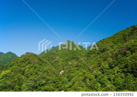 從湯之山鴨鹿橋（三重縣駒野町）看到的五在山，綠樹成蔭。 138350992