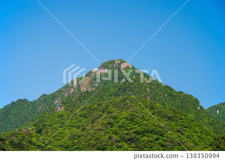 從湯之山鴨鹿橋(三重縣駒野町)看到的五在山,綠樹成蔭。 從湯之山鴨鹿橋(三重縣駒野町)看到的五在山,綠樹成蔭。 138350994