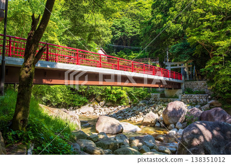 A scene from the Yunoyama Onsen hot spring town: "Aotaki Bridge" (Komono Town, Mie Prefecture) A scene from the Yunoyama Onsen hot spring town: "Aotaki Bridge" (Komono Town, Mie Prefecture) 138351012