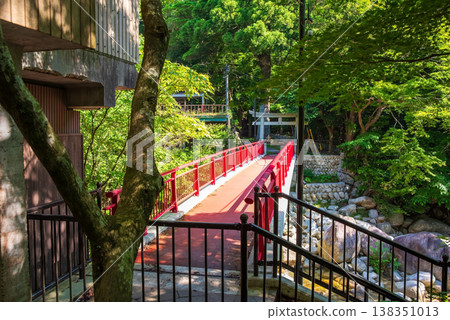 A scene from the Yunoyama Onsen hot spring town: "Aotaki Bridge" (Komono Town, Mie Prefecture) 138351013