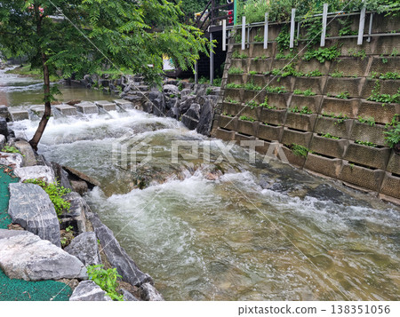 It is a valley with strong currents. 138351056