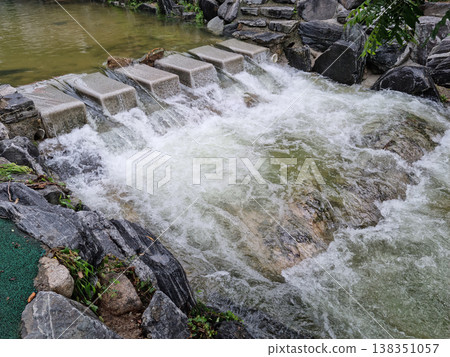 It is a valley with strong currents. 138351057