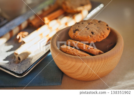 Round cookies in a wooden bowl 138351902
