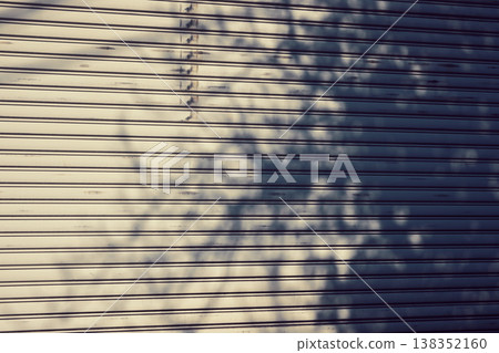 樹蔭下的安全捲簾門 138352160