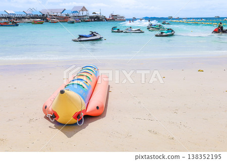 湛藍天空下的沙灘與一艘香蕉船 138352195