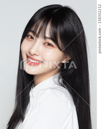 一位年輕的亞洲女性，笑容清新，穿著白襯衫。 138352212