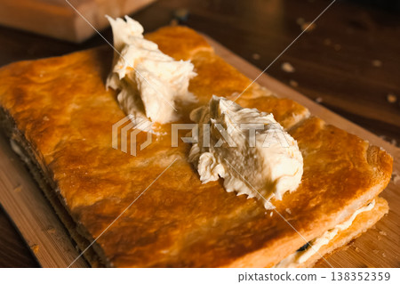 Smearing the cream over the layers of cake dough. Pie filling. Smearing the cream over the layers of cake dough. Pie filling. 138352359