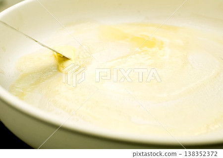 Butter in pan, put butter in a pan before starting to fry 138352372