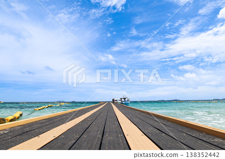 藍色的大海和浮碼頭 138352442