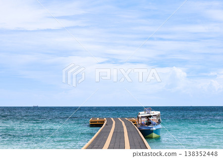 藍色的大海和浮碼頭 138352448