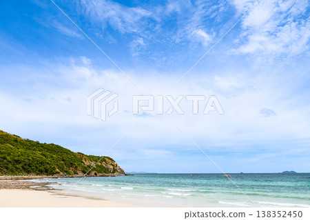 湛藍天空下的海灘 湛藍天空下的海灘 138352450