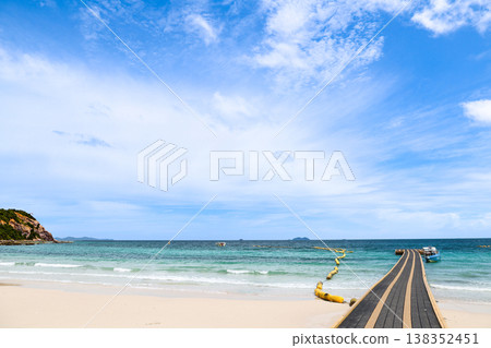 湛藍天空下的沙灘與浮動碼頭 湛藍天空下的沙灘與浮動碼頭 138352451
