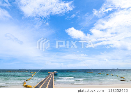 湛藍天空下的沙灘與浮動碼頭 138352453
