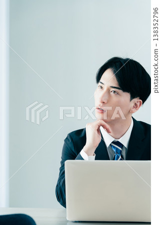 在電腦上工作的年輕商人 138352796