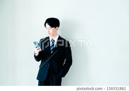 一個年輕的商人在辦公室看智能手機 138352862