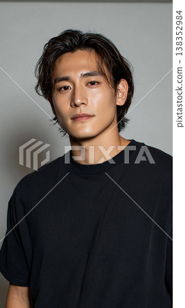 一張日本年輕男子的肖像照，他身穿黑色T卹，正看向鏡頭。 138352984