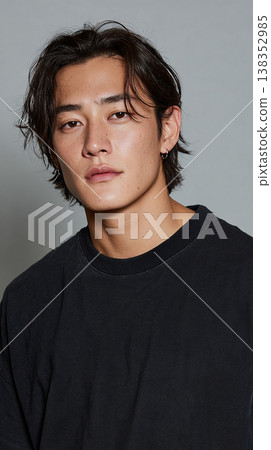 一張展現生活方式的分鏡照片，照片中一位二十多歲的男子神情平靜地站立著。 138352985
