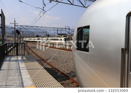 「特急 Laview」列車停靠在西武秩父站，一列普通列車駛入車站。 138353069