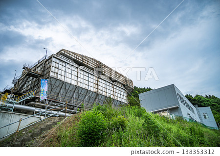 藍天下巨大的工廠外觀:可作為工業基礎設施和製造工廠文件的素材。 藍天下巨大的工廠外觀:可作為工業基礎設施和製造工廠文件的素材。 138353312