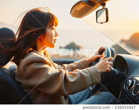 敞篷車沿著海邊的彎道行駛 138353847