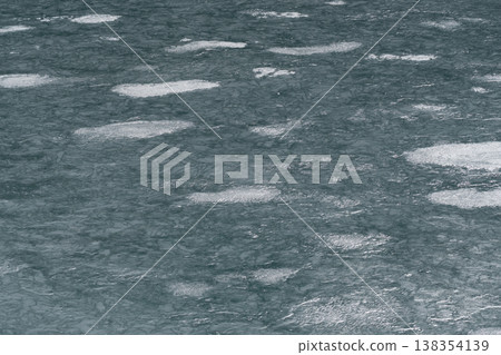 The patterns of winter on the lake surface The patterns of winter on the lake surface 138354139