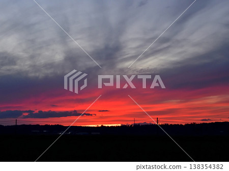 夕陽將雲朵染成了五彩斑斕的顏色 夕陽將雲朵染成了五彩斑斕的顏色 138354382