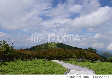 View of Mt. Hidenogatake, the highest peak of the Odaigahara Mountains, one of Japan's 100 Famous Mountains, in Mie Prefecture. 138354537