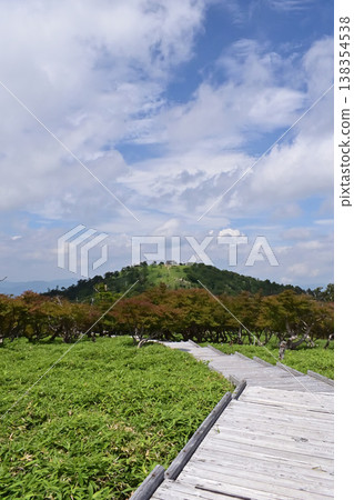 從三重縣眺望秀野岳,它是小台原山脈的最高峰,也是日本百名山之一。 從三重縣眺望秀野岳,它是小台原山脈的最高峰,也是日本百名山之一。 138354538