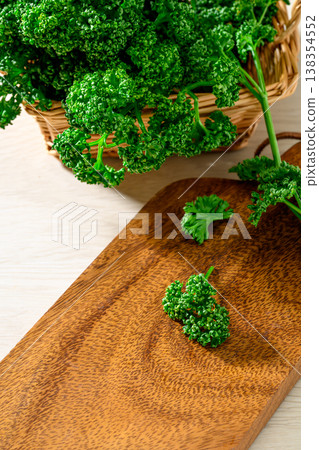 鮮嫩翠綠的歐芹擺放在木板上 138354552