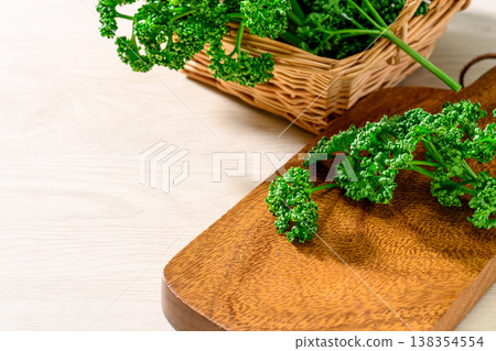 鮮嫩翠綠的歐芹擺放在木板上 138354554