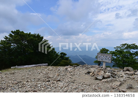 三重縣,小台原山,日本百名山之一,秀野岳(日本最高峰)山頂標誌。 三重縣,小台原山,日本百名山之一,秀野岳(日本最高峰)山頂標誌。 138354658